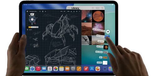 iPad Pro, vesmírně černá barva, levá ruka drží zařízení, pravá ruka ukazuje a gesty ovládá okna různých otevřených aplikací, aplikace na kreslení s náčrtky mechanických strojů, knihovna fotek se snímky planet a vesmíru, rozložené zobrazení souborů ve složce stahování